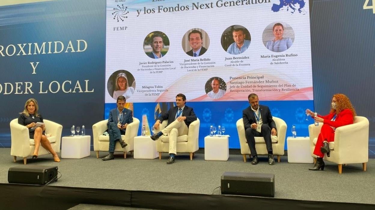 Tolón (izq) durante su intervención en el 40 Aniversario de la Federación Española de Municipios y Provincia