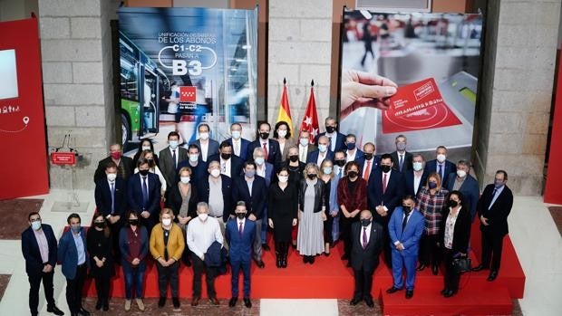 Ayuso activa una rebaja del abono transporte para 129 municipios a partir del 1 de enero