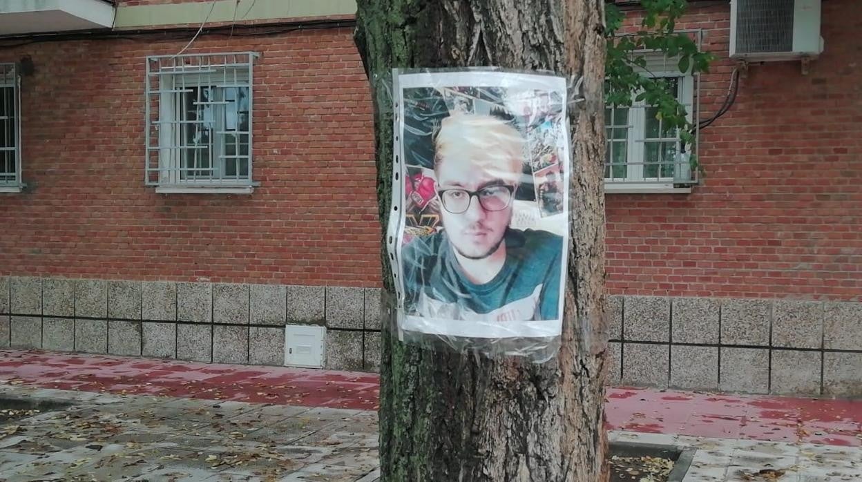 Una fotografía de la víctima se ha instalado cerca de los lugar de los hechos, rodeada de flores y velas, en su recuerdo