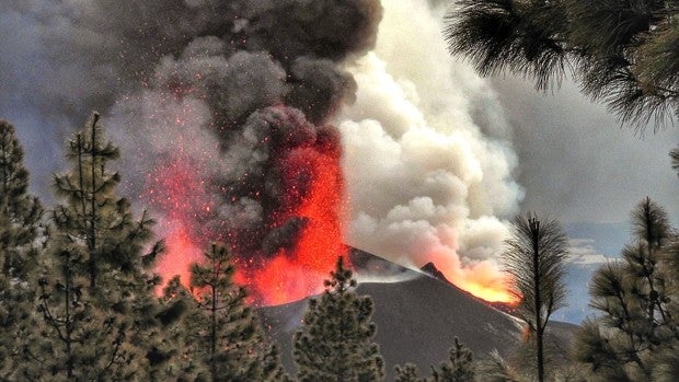 Lava muy fluida sigue alimentando coladas de más de 30 metros de altura en La Palma