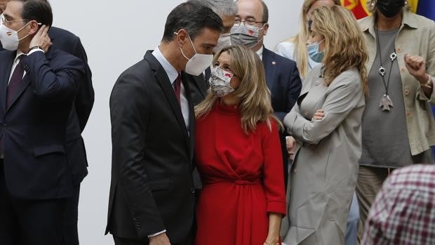 La falta de alternativa y el miedo a Vox aglutinan a la coalición en su peor momento