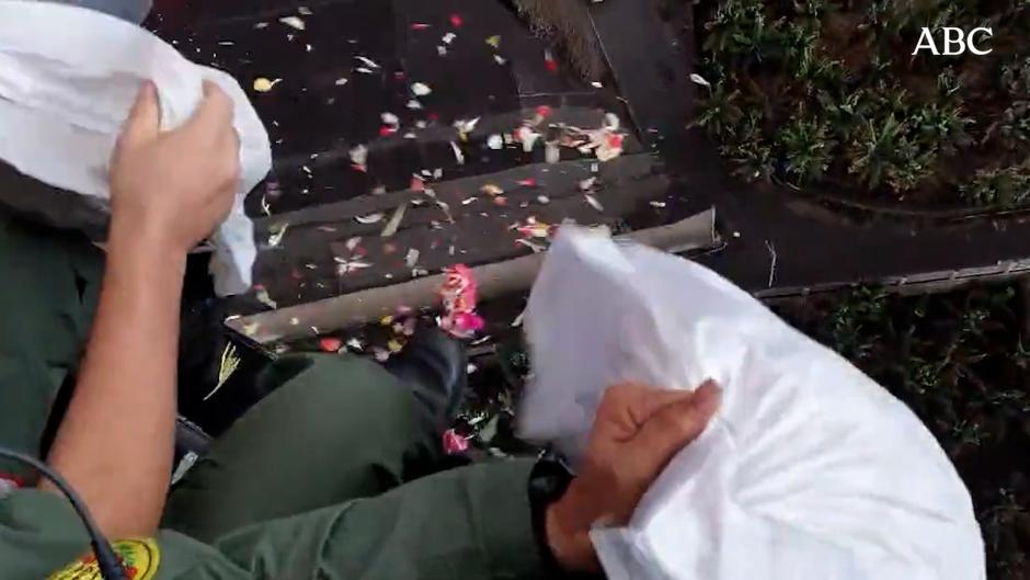 La UME y el Ejército homenajean a los difuntos de Las Manchas con una ofrenda floral desde el aire