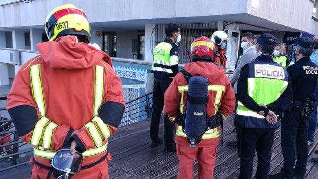 Dos trabajadores heridos por una fuga de amoniaco en una fábrica de hielo en Gandía