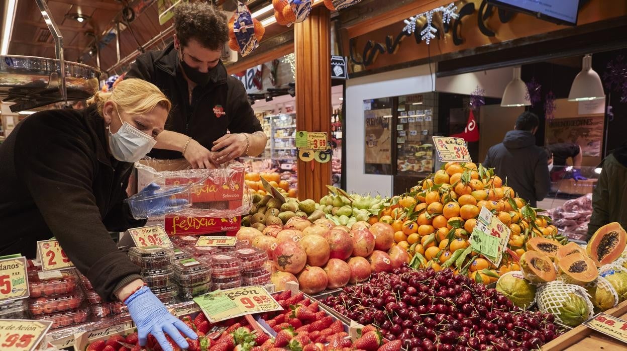 Una frutería en el mercado de la Paz, en el barrio de Salamanca