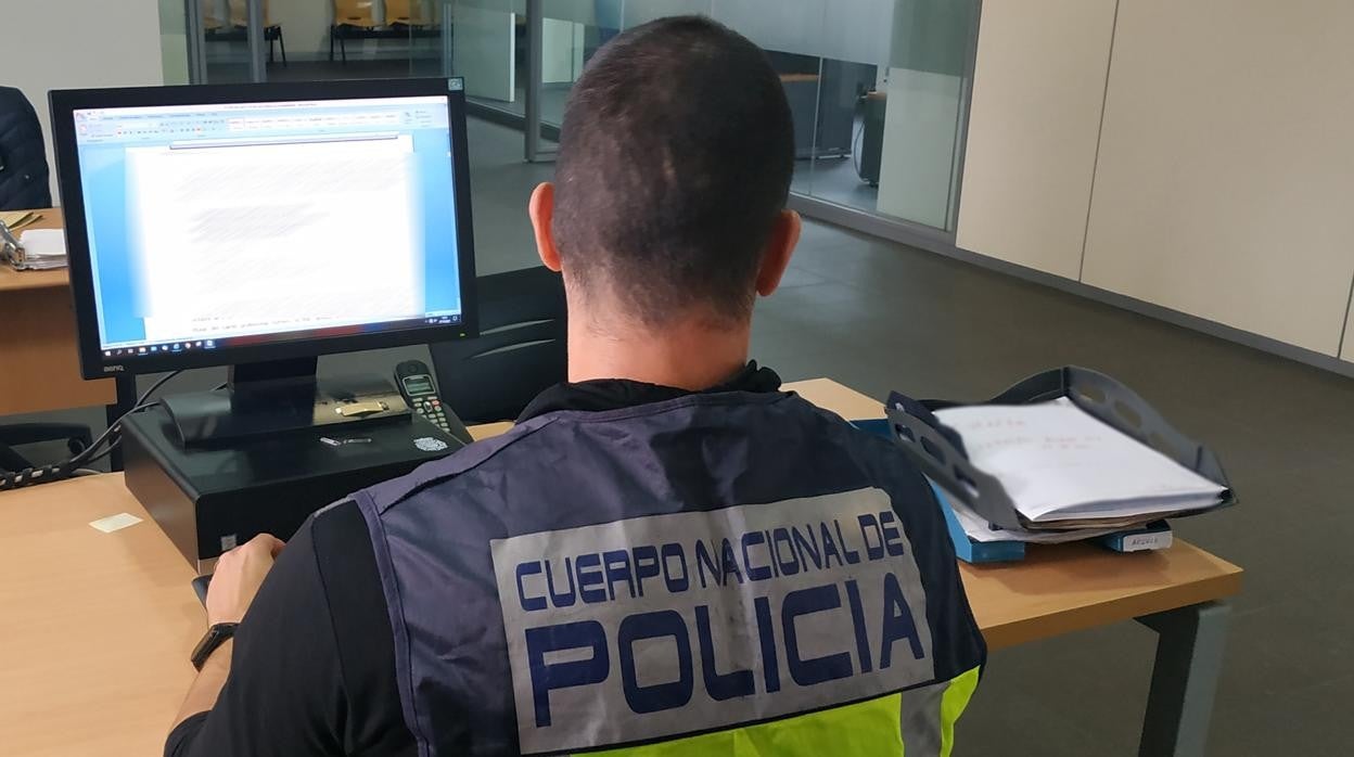 Un agente de la Policía Nacional en dependencias de la Comisa´ia de Alicante