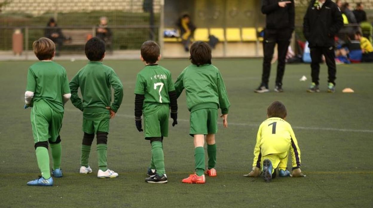 Imagen de archivo de un entrenamiento de fútbol de niños