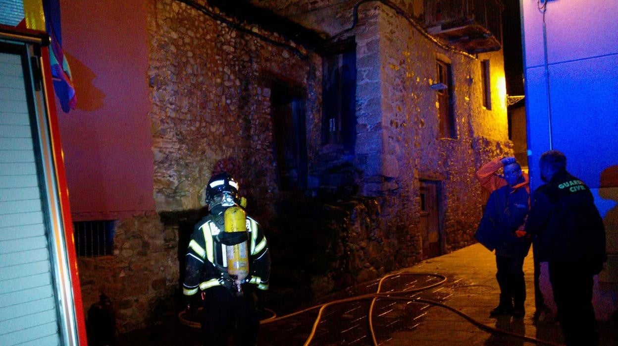 Los Bomberos de Ponferrada extinguen un incendio causado por un soplete conectado a una bombona de butano en una vivienda de Molinaseca (León)