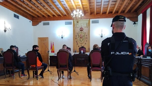 Juicio al ‘Piojo’ y su hermano, 'el Negro': declaran esposados y con un dispositivo policial férreo