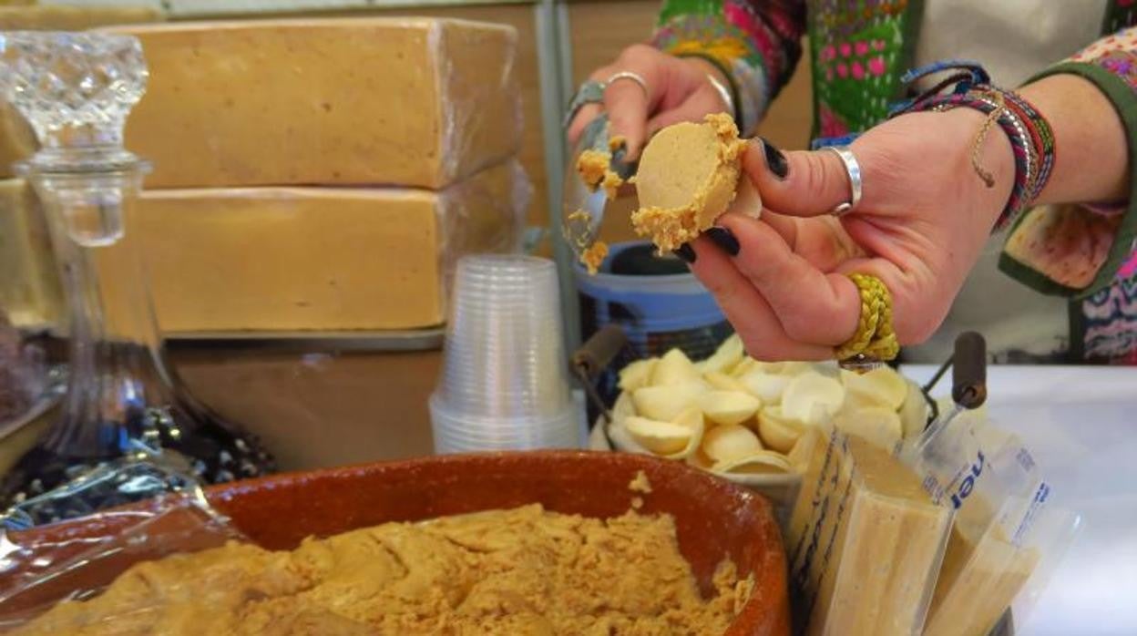 Muestra de turrón artesano de Jijona vendido durante la feria tradicional previa a Navidad