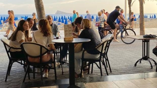 Benidorm reduce los contagios tras la cancelación de viajes pero sigue en riesgo extremo por el coronavirus