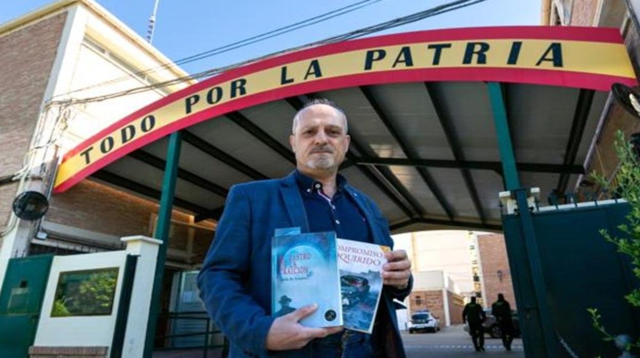 Jesús. A. Losana posa en la puerta del cuartel de la Comandancia de la Guardia Civil de Toledo con sus libros 'Compromiso adquirido' y 'El rastro de la traición'.