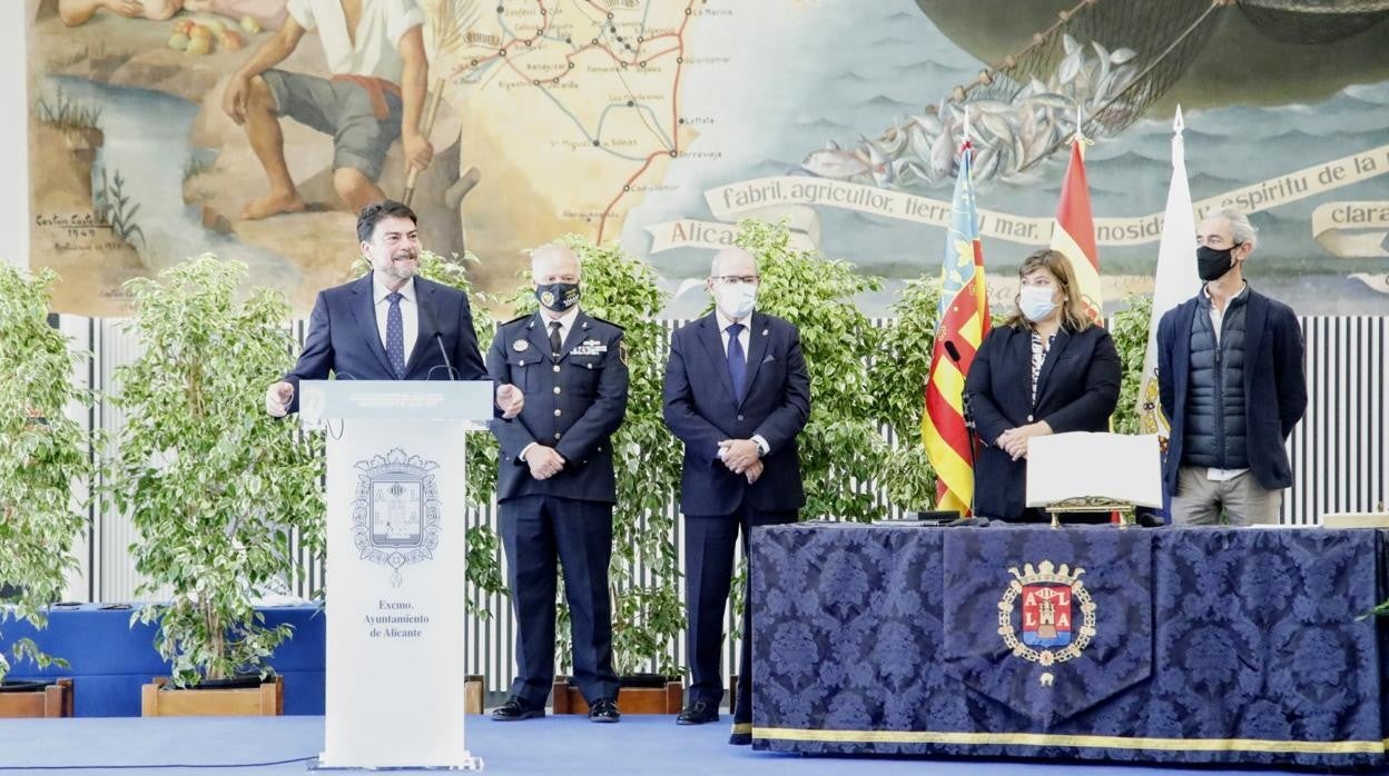 El alcalde de Alicante, Luis Barcala, este jueves en el acto de toma de posesión de 39 nuevos policías locales