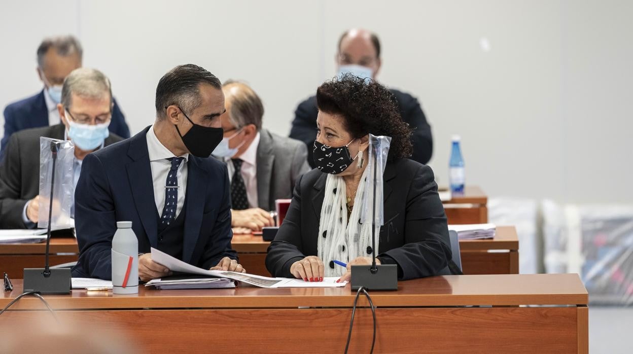 Imagen de Consuelo Císcar junto a su abogado durante el juicio en la Audiencia de Valencia