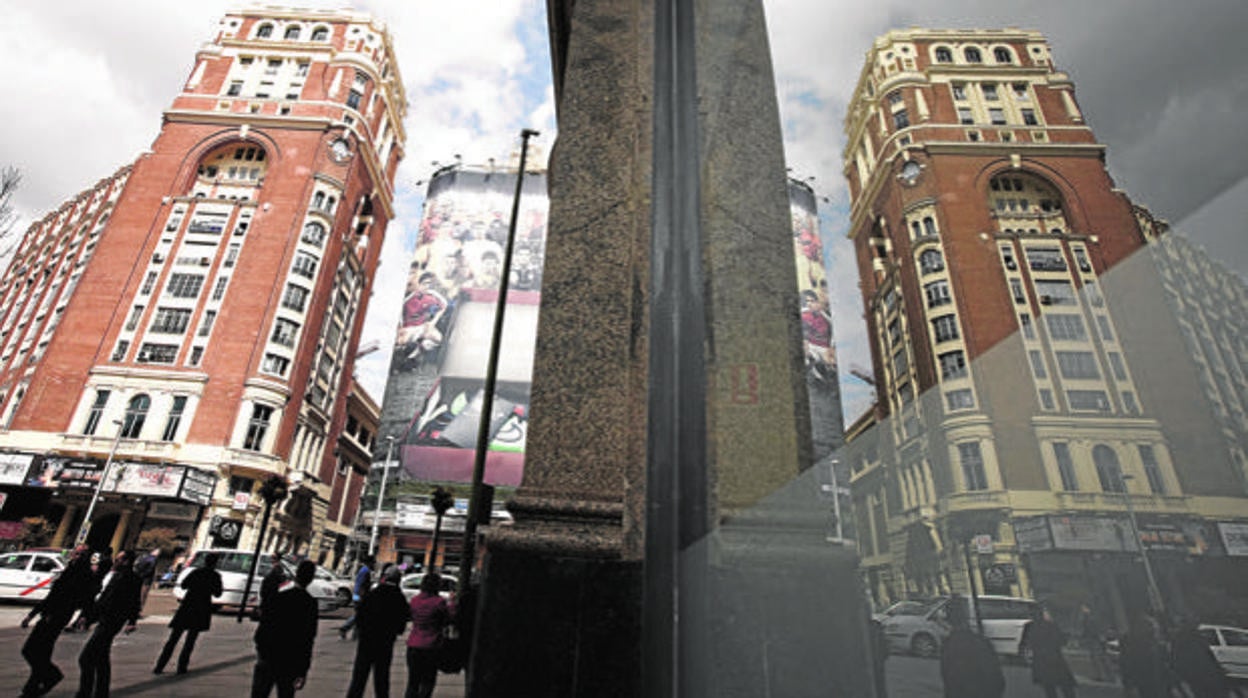 Vista del Palacio de la Prensa desde la plaza del Callao de Madrid