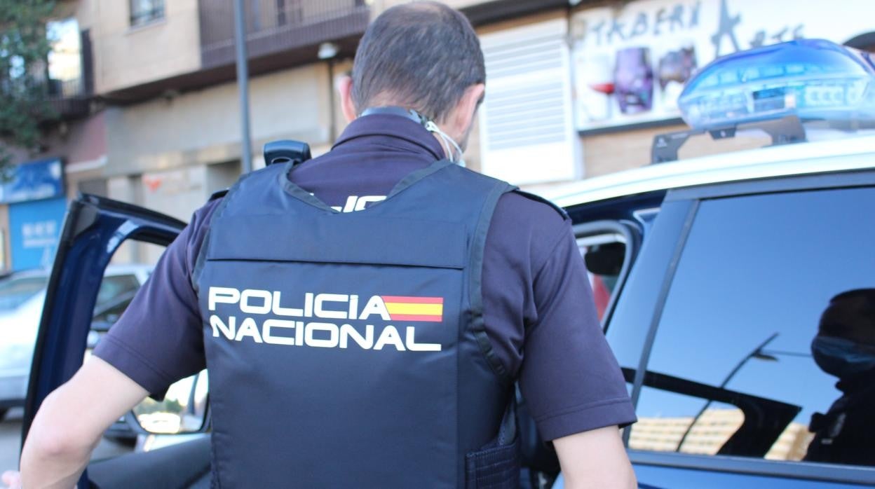 Un agente de la Policía Nacional