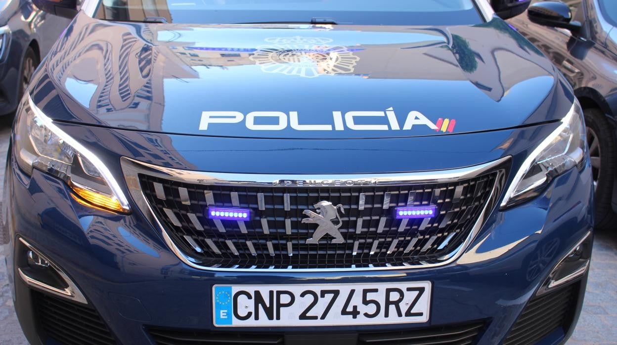 Imagen de un coche patrulla de la Policía Nacional en Valencia