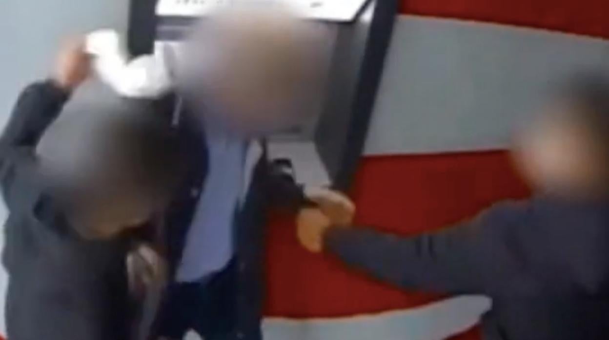 Dos menores atracan a un hombre en un cajero automático de Madrid