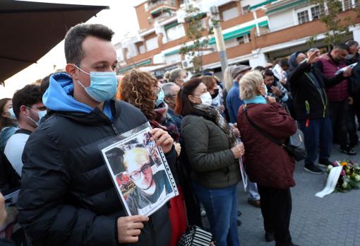 Un amigo sostiene una fotografía de Lorenzo