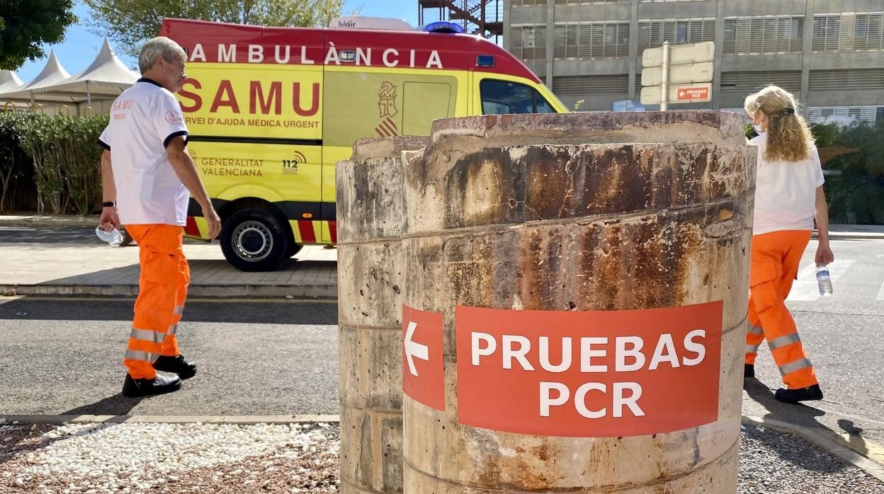 Imagen del cartel indicativo de pruebas de PCR en el Hospital General de Alicante