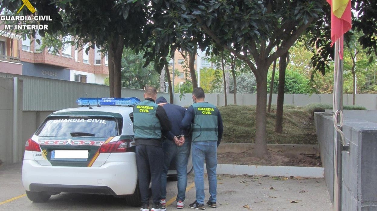 Imagen tomada durante la detención de uno de los acusados por participar en peleas multitudinarias en Moncada (Valencia)