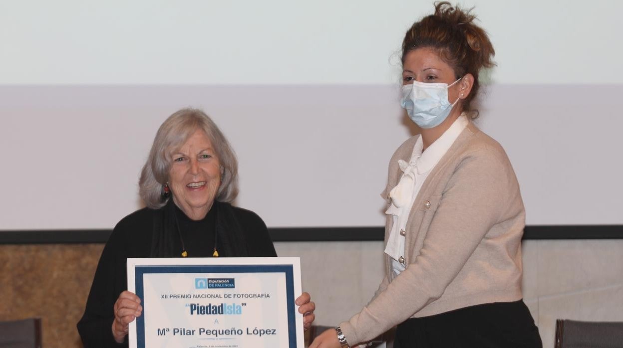 La diputada de Cultura, Carolina Valbuena (D), hace entrega del XII Premio Nacional de Fotografía “Piedad Isla” a la fotógrafa Pilar Pequeño