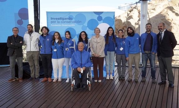 Imagen de una parte del comité y equipo científico de la Fundación Oceanogràfic