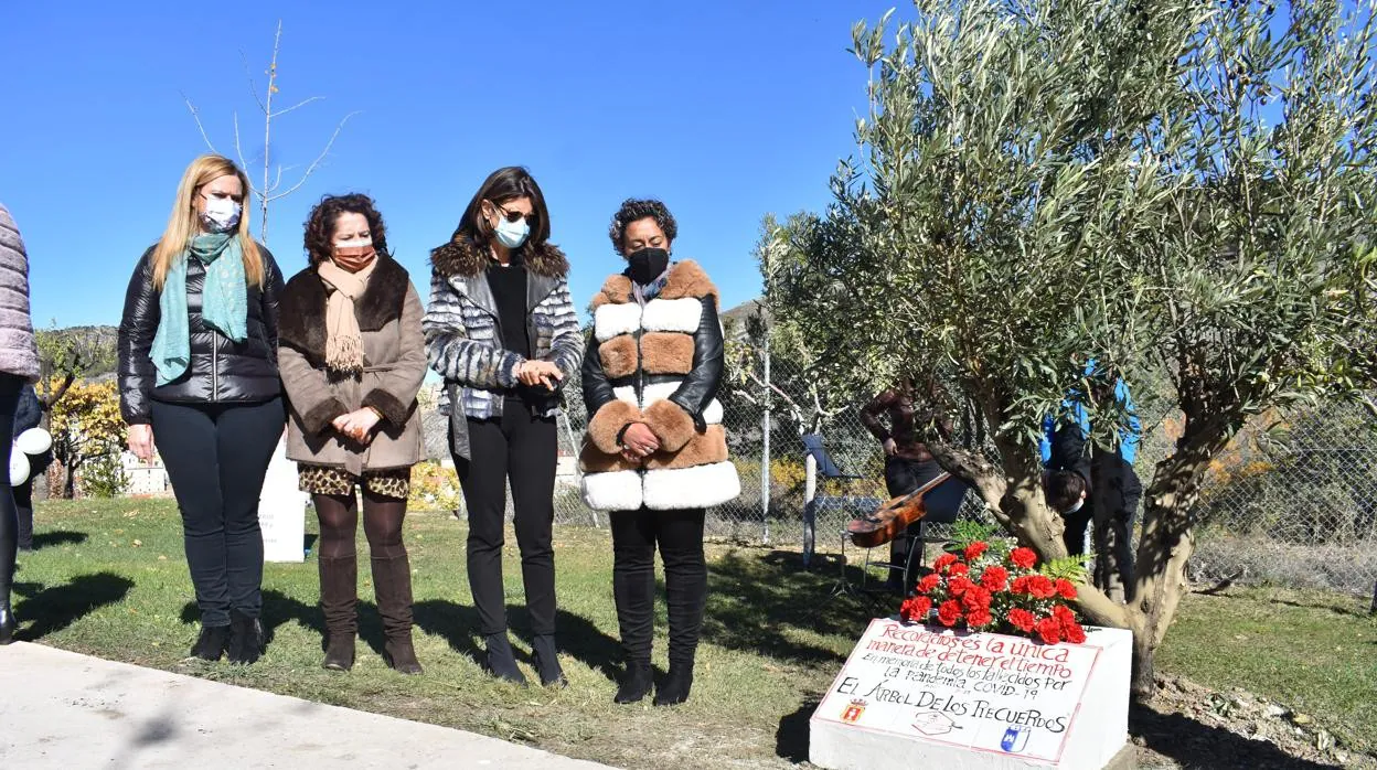 Algunos de los asistentes a este homenaje por las víctimas fallecidas por Covid en Cuenca