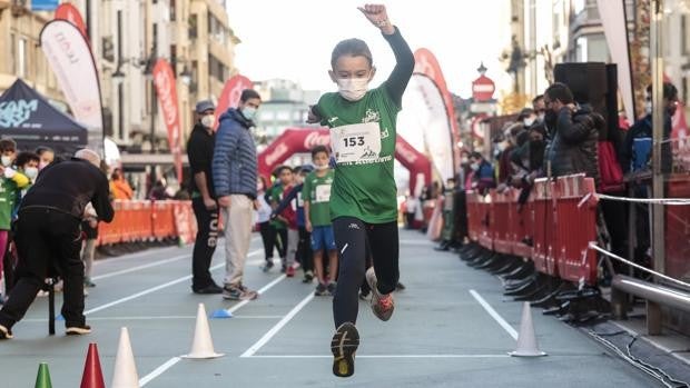 Más de 300 deportistas participan en León en una exhibición de atletismo en la calle