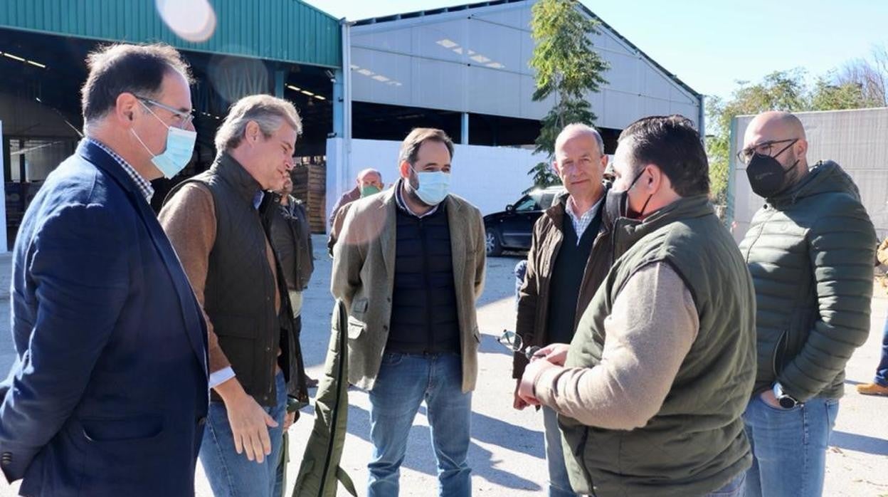 Paco Núñez conversa con algunos de los asistentes al Campeonato de Caza Menor con Perro de Castilla-La Mancha, celebrado en Cuenca