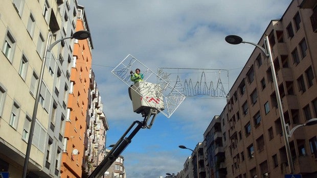 Un camión choca con las luces de navidad y descuelga el alumbrado público en Ponferrada