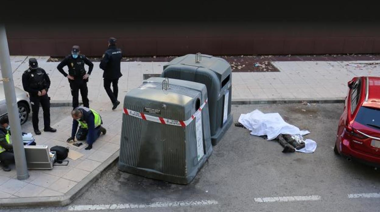 La Policía y el cadáver del subsahariano, ayer, en Villaverde