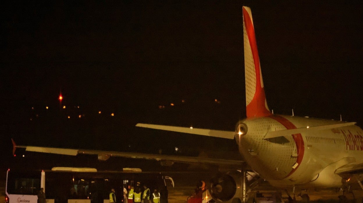 Imagen del avión marroquí del que se escaparon 24 jóvenes el pasado viernes