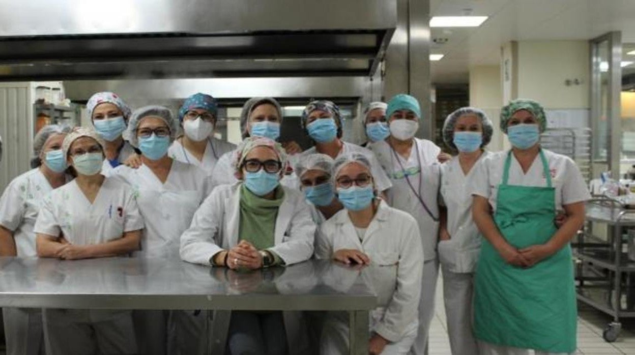 El equipo de profesionales que trabaja en la cocina del Hospital Universitario de Albacete