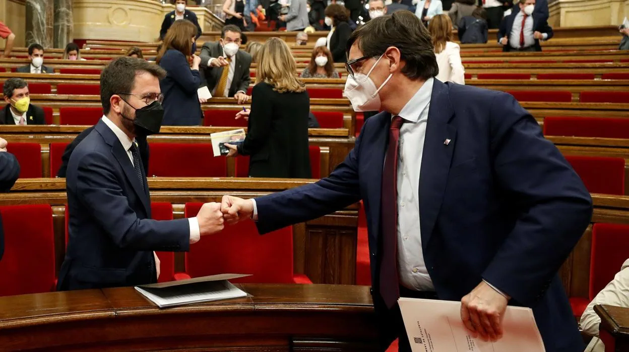 Aragonès e Illa se saludan en el Parlamento catalán