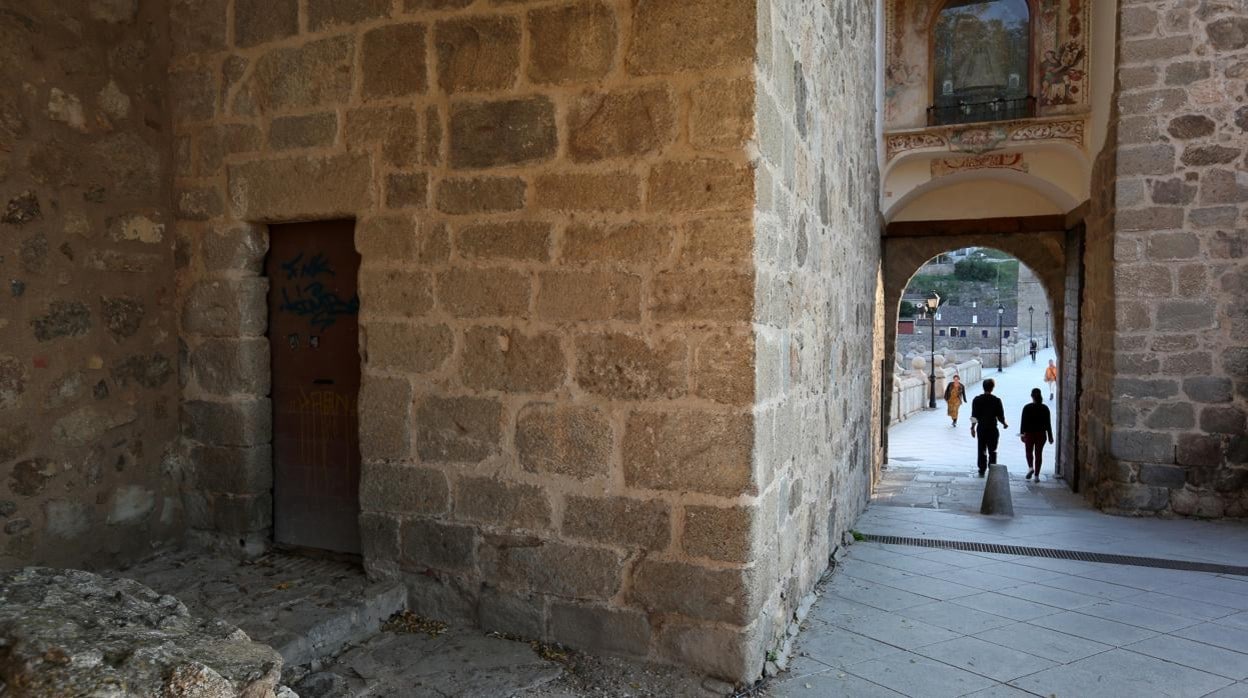 Puerta inferior del torreón del Puente de San Martín por donde sacaron el cuerpo de Gema Rodríguez Sánchez