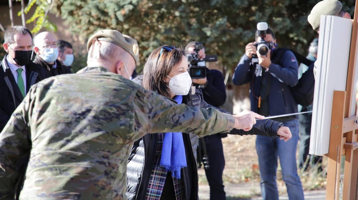 La ministra de Defensa, Margarita Robles, durante su visita al campamento de Monte La Reina, próximo a Toro (Zamora) para inspeccionar el estado actual de las instalaciones.