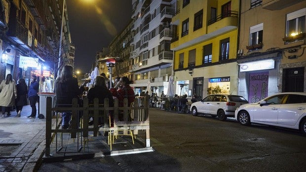 Ni coches en bandas de aparcamiento ni fumar en las terrazas: las exigencias de los carmenistas para aprobar la ordenanza