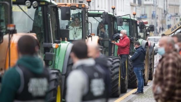 Los costes asfixian al campo, que pide a la industria mejor precio por la leche