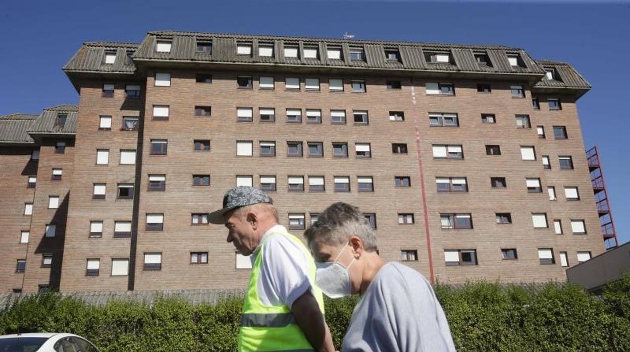 Dos ancianos, ante una residencia de Lugo, en una imagen de archivo