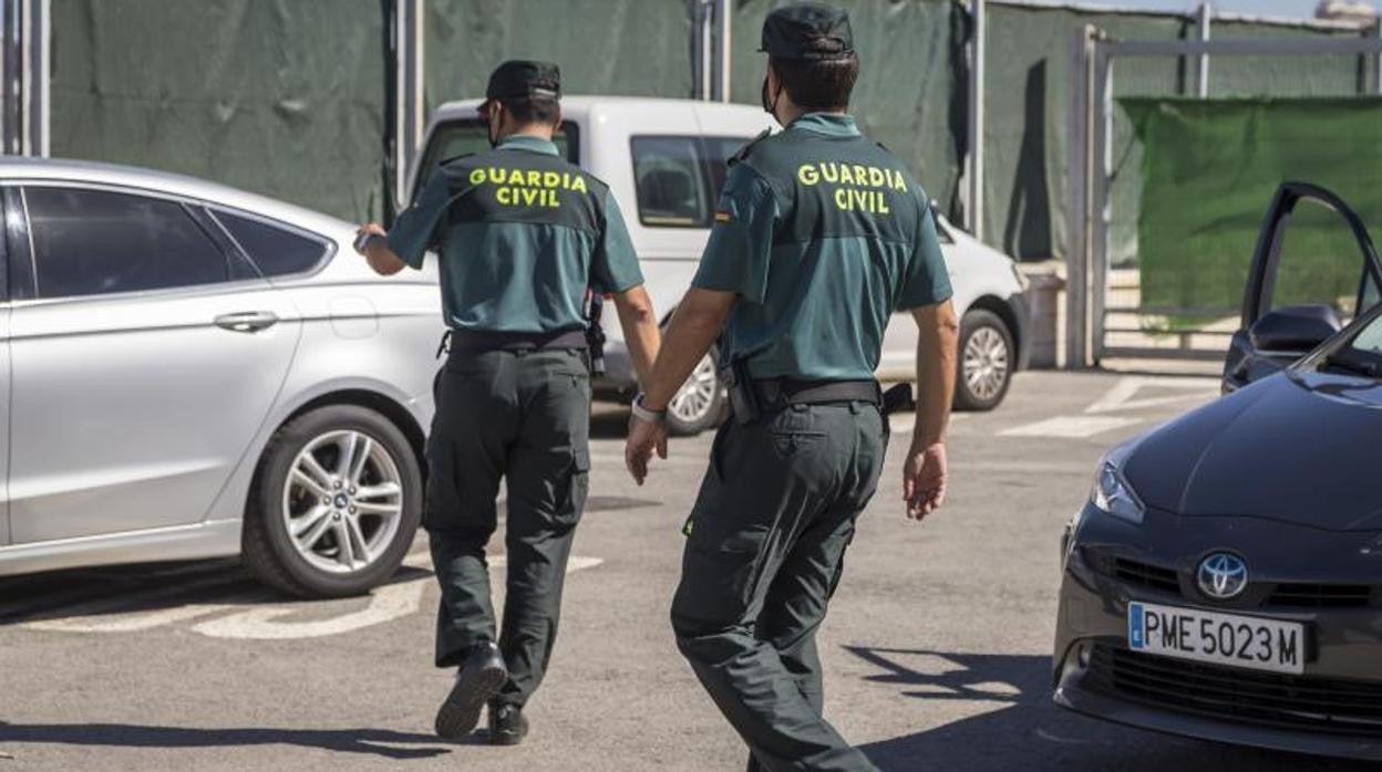 Imagen de dos agentes de la Guardia Civil