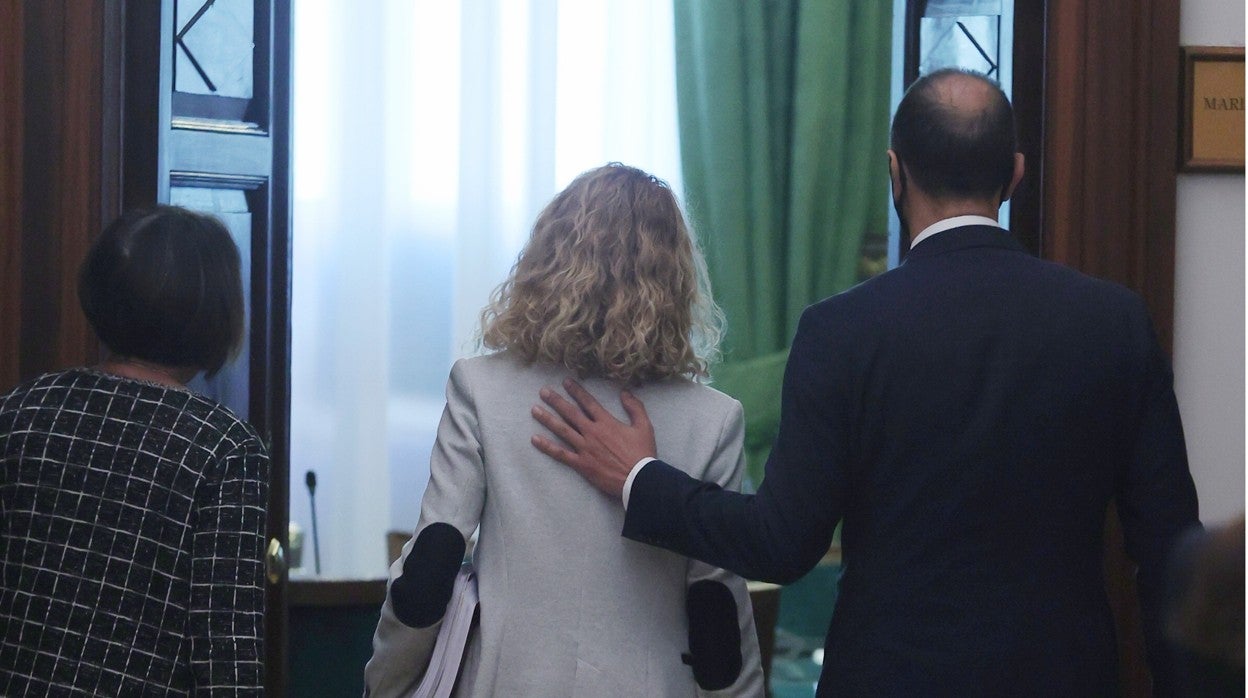 La presidenta del Congreso, Meritxell Batet (centro), junto al vicepresidente primero, Alfonso Rodríguez Gómez de Celis, y la secretaria segunda, Sofía Hernanz