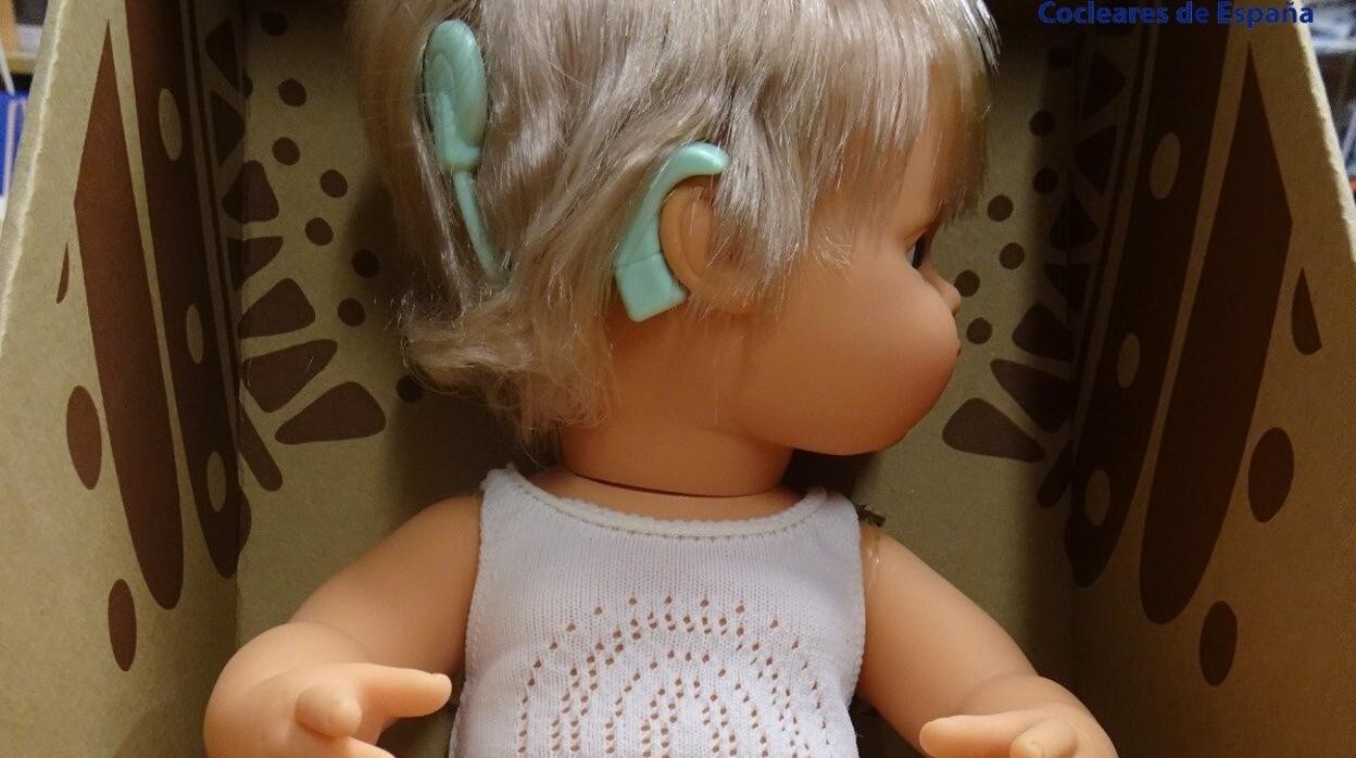 Imagen de la muñeca de Miniland con implante auditivo difundida por la federación AICE en sus redes sociales