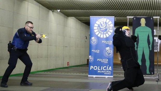 Tres intentos de homicidio, el asalto a un burdel y un atraco: así se trabaja con pistolas táser