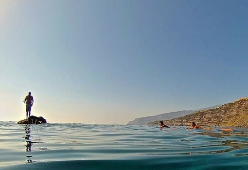 Plano desde el agua de la playa de Los Guirres