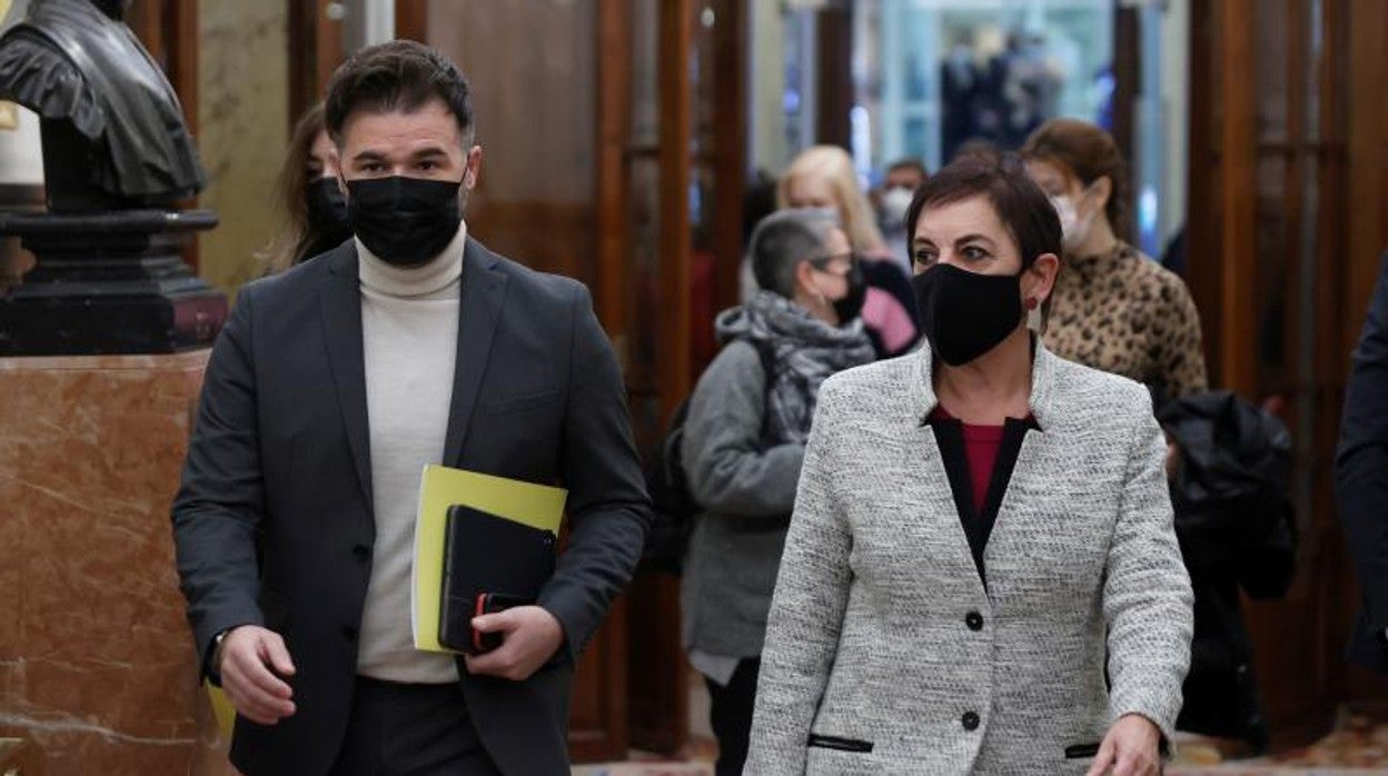 El portavoz de ERC, Gabriel Rufián, junto a su homóloga en EH Bildu, Mertxe Aizpurua, este miércoles en los pasillos del Congreso