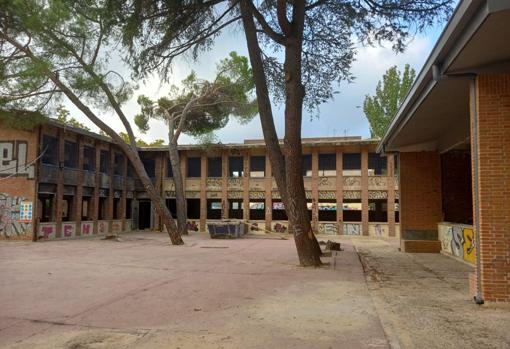 Aspecto del antiguo colegio Santa María de Babio, en San Blas-Canillejas, que será en los próximos meses un nuevo campus digital