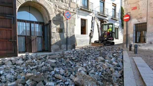 Comienza la primera fase de las obras de la calle Reyes Católicos en la Travesía de Descalzos