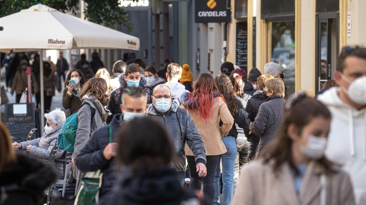 Imagen de archivo de un gran grupo de personas paseando por una calle del centro de Valencia