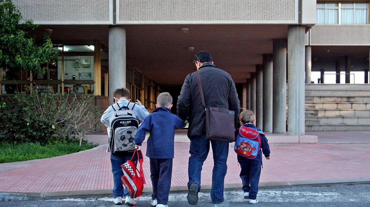 Imagen de archivos de unos alumnos acompañados por un adulto en un colegio de Alicante