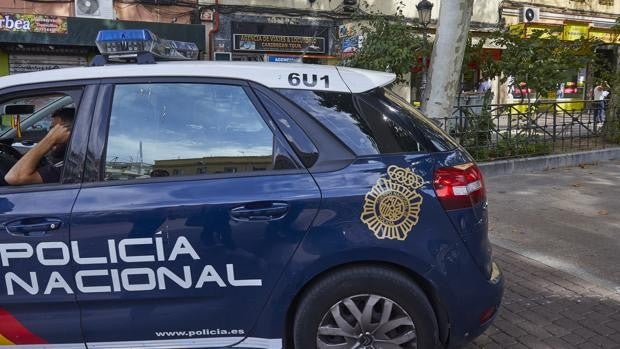 La Policía busca a varios jóvenes por apuñalar a un hombre en un bar de San Blas